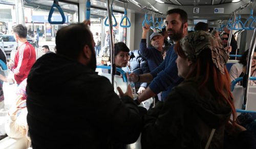Tramvayda su krizi temalı skeç yolcuları şaşkına çevirdi